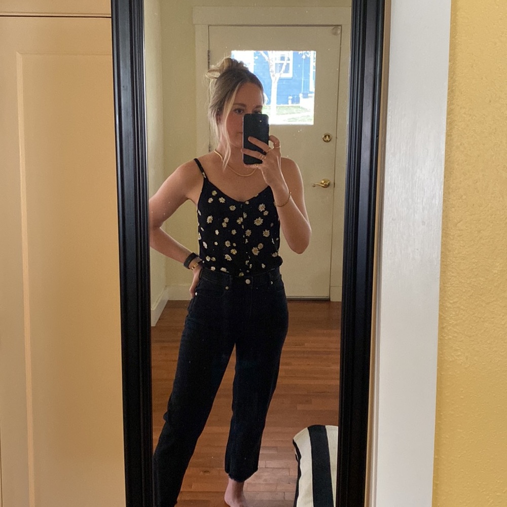 Black tank top with daisy’s